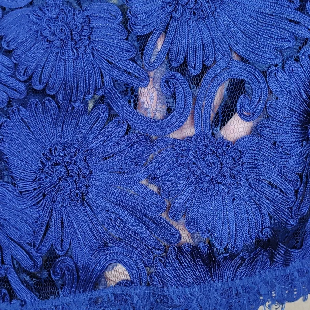 2/$10 04108 Willa royal blue floral and lace S/S cropped blouse M - Picture 6 of 9